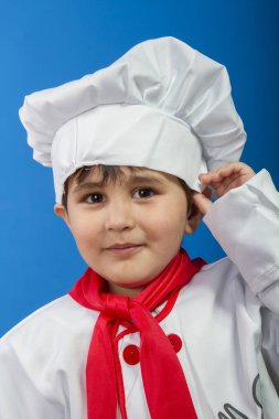 küçük çocuk ile mavi arka plan Cook'u bir takım elbise