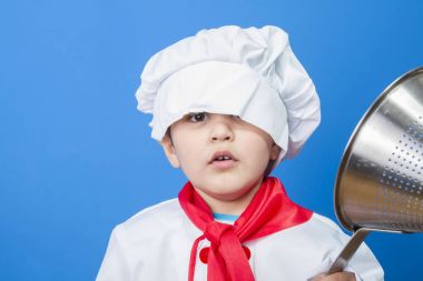 küçük çocuk ile mavi arka plan Cook'u bir takım elbise