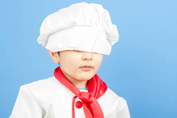 Malý Chlapec Obleku Cook Modrém Pozadí — Stock fotografie