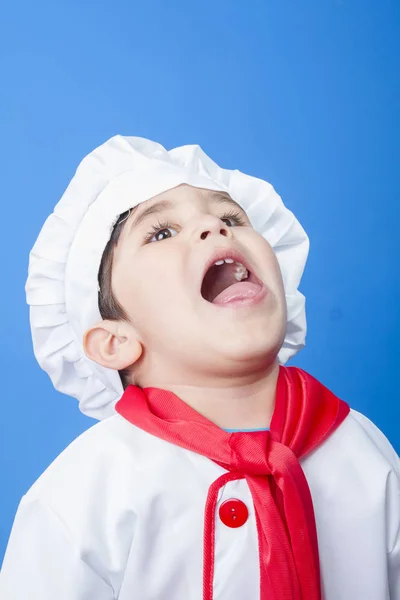 Mały Chłopiec Garniturze Gotować Niebieskim Tle — Zdjęcie stockowe