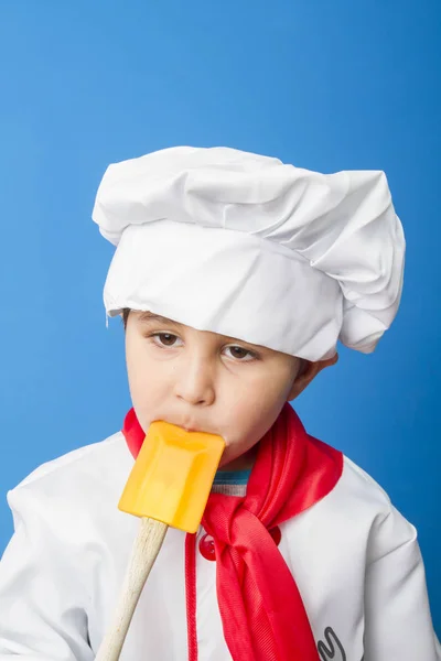 Malý Chlapec Obleku Cook Modrém Pozadí — Stock fotografie