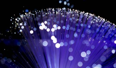 Bilgi, veri veya Internet iletişim kavramı gösterilen fiber optik