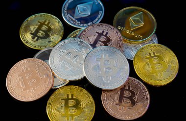 Bitcoin altın, gümüş ve bakır paralar ve çözülmüş baskılı devre arka planı. Sanal kripto para birimi kavramı.