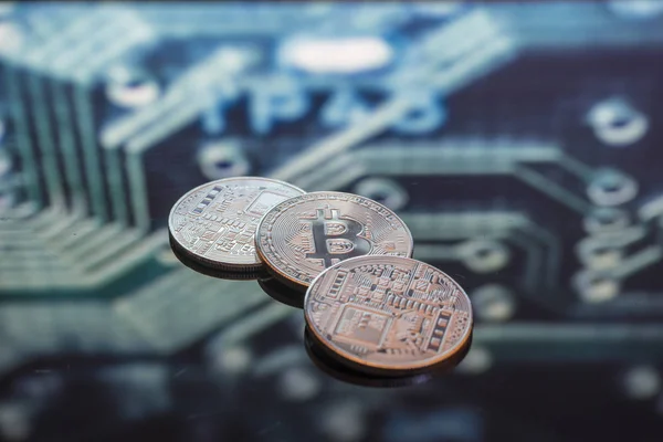 Bitcoin Pièces Argent Cuivre Fond Circuit Imprimé Déconcentré Concept Crypto — Photo