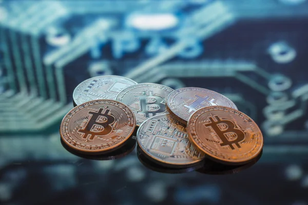 Bitcoin Guld Silver Och Kopparmynt Och Defocused Tryckt Krets Bakgrund — Stockfoto