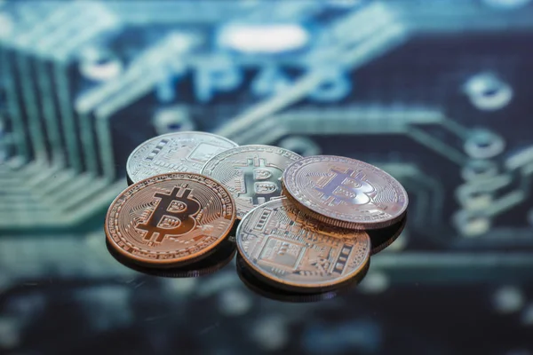 Bitcoin Pièces Argent Cuivre Fond Circuit Imprimé Déconcentré Concept Crypto — Photo