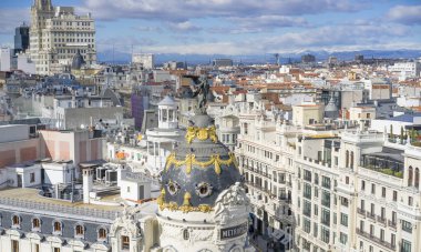 Gran Via 'nın panoramik hava manzarası, Madrid' in ana alışveriş caddesi, İspanya 'nın başkenti, Avrupa.