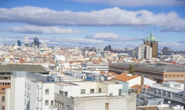 Gran Via 'nın panoramik hava manzarası, Madrid' in ana alışveriş caddesi, İspanya 'nın başkenti, Avrupa.