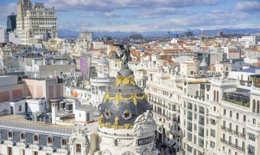Gran Via 'nın panoramik hava manzarası, Madrid' in ana alışveriş caddesi, İspanya 'nın başkenti, Avrupa.