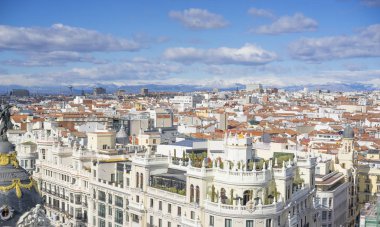 Gran Via 'nın panoramik hava manzarası, Madrid' in ana alışveriş caddesi, İspanya 'nın başkenti, Avrupa.