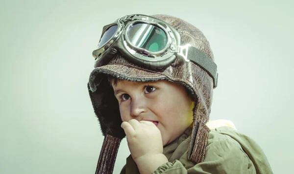 Cute Little Toddler Chłopiec Grając Domu Gry Wojny Pokoju Śmieszne — Zdjęcie stockowe