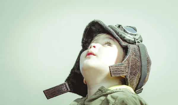 Lindo Niño Pequeño Jugando Casa Con Guerras Paz Divertido Niño —  Fotos de Stock