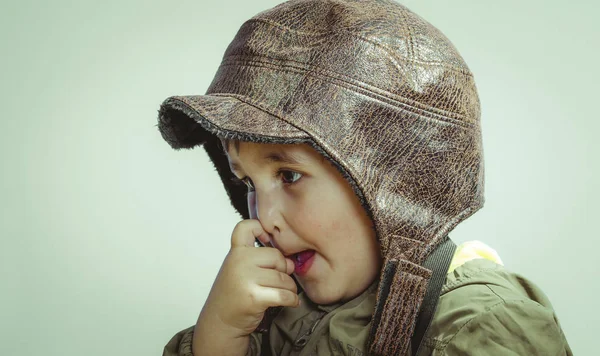 Niedlicher Kleiner Junge Der Hause Mit Kriegen Und Frieden Spielt — Stockfoto