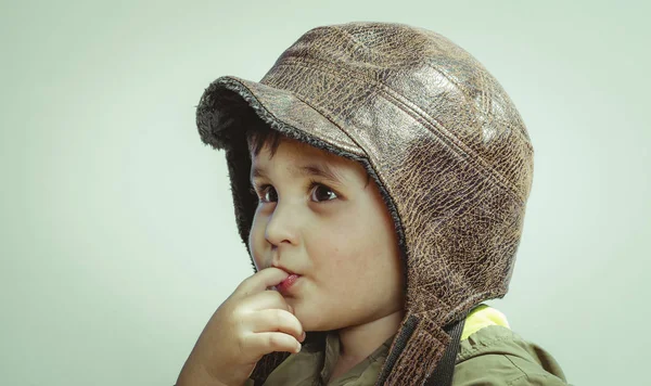 Menino Pequeno Bonito Brincando Casa Com Guerras Paz Criança Engraçada — Fotografia de Stock