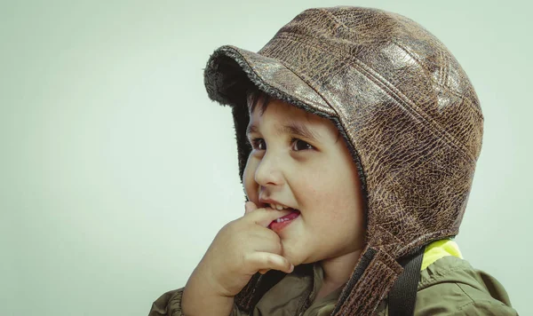 かわいい小さな幼児少年は 戦争と平和 軍事帽子とゴーグルを着て面白い子を再生すると自宅で再生 — ストック写真