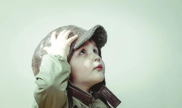 Lindo Niño Pequeño Jugando Casa Con Guerras Paz Divertido Niño —  Fotos de Stock