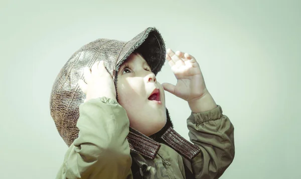 Cute Little Toddler Chłopiec Grając Domu Gry Wojny Pokoju Śmieszne — Zdjęcie stockowe