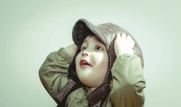 Söt Liten Toddler Pojke Spelar Hemma Med Att Leka Krig — Stockfoto