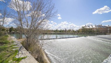 Anıt, Tajo Nehri'nin Aranjuez Palace yanında. ördek ve kazlar ile şelaleler