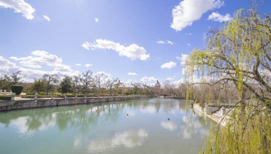 Turizm, Tajo Nehri'nin Aranjuez Palace yanında. ördek ve kazlar ile şelaleler