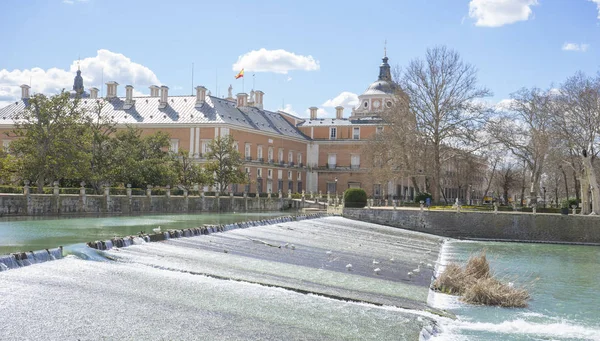 Río Tajo Junto Palacio Aranjuez Cascadas Con Patos Gansos — Foto de Stock