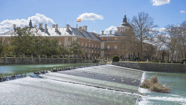 Río Tajo Junto Palacio Aranjuez Cascadas Con Patos Gansos — Foto de Stock