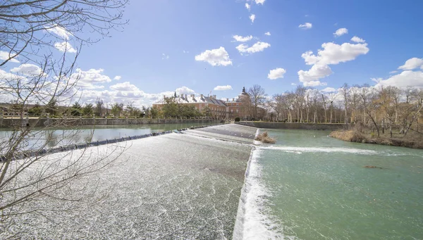 Río Tajo Junto Palacio Aranjuez Cascadas Con Patos Gansos — Foto de Stock