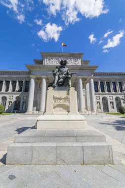 Prado Müzesi, eski Sanat Galerisi İspanya, Madrid ana Cephesi. Ressam Velazquez tarafından heykel 