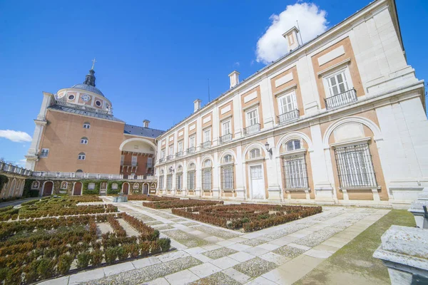 ファサード アランフェス宮殿のロイヤル スペイン マドリードのコミュニティです それは公衆に開いているスペインの国王の住居 — ストック写真
