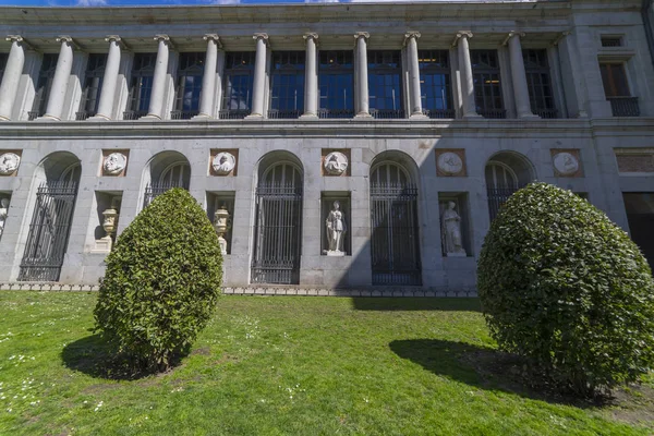 普拉多博物馆的主要门面 西班牙的老美术馆 马德里 画家贝拉斯克斯雕塑 — 图库照片