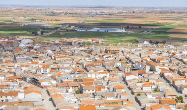 Consuegra, geleneksel yel değirmenleri Castilla La Mancha hava görünümünü. Toledo, tahıl öğütmek için kullanılan Spain.windmills