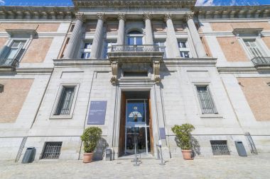Prado Müzesi, klasik taş sütunlar, İspanya, Madrid Antik Sanat Galerisi Murillo kapı. Ressam Velazquez tarafından heykel