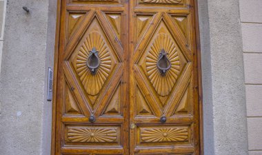 Demir bağlantı elemanları, ahşap kapı şehir, Segovia, İspanya onun Roma su kemeri için ünlü