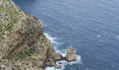 Cape Formentor bakış açısının bulanık turist ve kıyı şeridi Mallorca ile geniş görüş