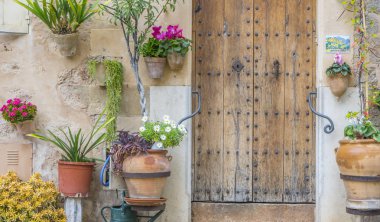 Valldemossa geleneksel çiçek dekorasyonu, ünlü eski Akdeniz Köyü Mayorka ile sokakta güzel. Balear adaya Mallorca, İspanya