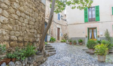 Valldemossa geleneksel çiçek dekorasyonu, ünlü eski Akdeniz Köyü Mayorka ile sokakta güzel. Balear adaya Mallorca, İspanya