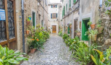 Valldemossa geleneksel çiçek dekorasyonu, ünlü eski Akdeniz Köyü Mayorka ile sokakta güzel. Balear adaya Mallorca, İspanya