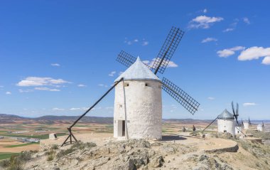 Yel değirmenleri İspanya sahada yukarıda güzel yaz