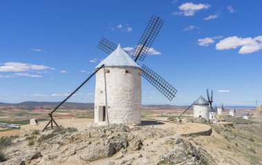 Yel değirmenleri İspanya sahada yukarıda güzel yaz