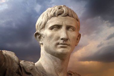 Augustus, Roma'nın ilk imparatoru ve babası Nation, Roma, İtalya, Avrupa, Mermer heykel Vintage tarzı filtre.