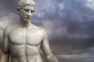 Yunan heykel. Genç Adonis bronz heykeli mavi gökyüzü arka plan ile