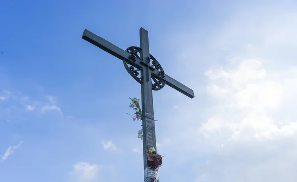 耶稣基督十字架 复活节 复活的概念 基督徒铁十字架在背景以戏剧性的照明 五颜六色的山日落 云彩和天空 — 图库照片