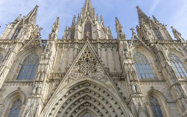 ゴシック様式のカトリック大聖堂ファサード バルセロナ カタルーニャ スペイン 1298 年に建てられました — ストック写真