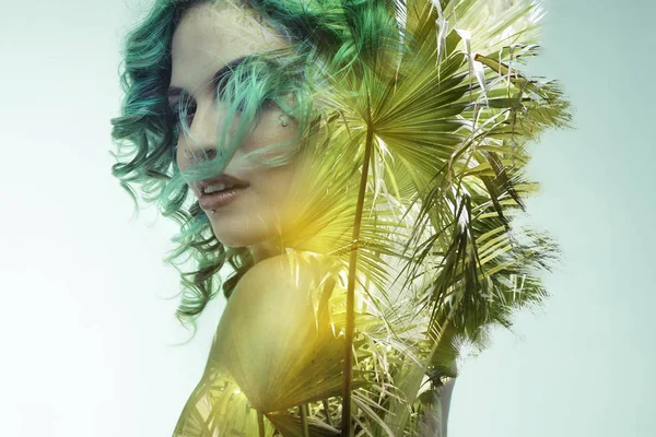Dvojitá Expozice Krásná Žena Zelenými Vlasy Spojenými Divokou Tropickou Džunglí — Stock fotografie