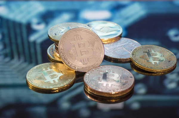 Bitcoin金 銅コイン およびプリント回路の背景を非集中化しました 仮想暗号通貨の概念 — ストック写真