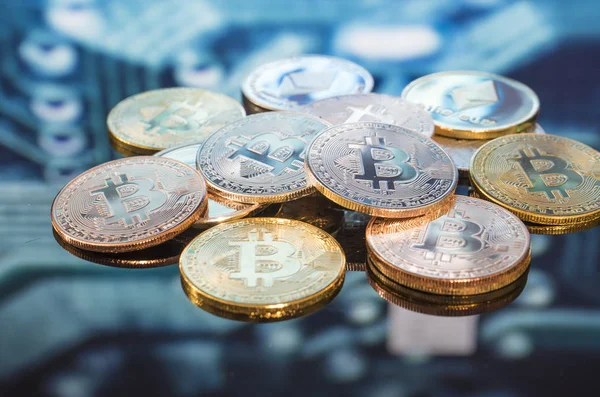 Bitcoin Guld Silver Och Kopparmynt Och Defocused Tryckt Krets Bakgrund — Stockfoto