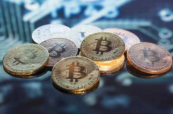 Bitcoin Guld Silver Och Kopparmynt Och Defocused Tryckt Krets Bakgrund — Stockfoto