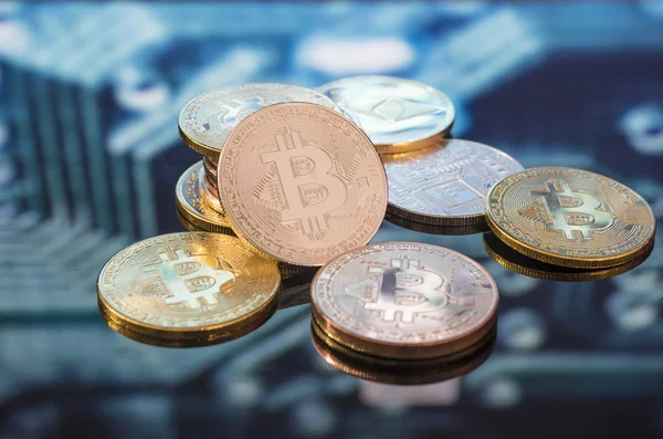 Bitcoin Pièces Argent Cuivre Fond Circuit Imprimé Déconcentré Concept Crypto — Photo