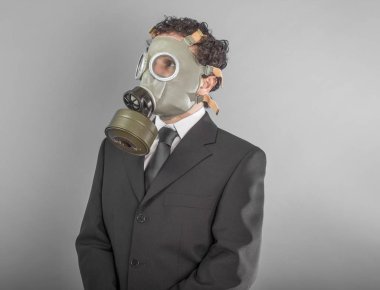 Bir gaz maskesi giymiş bir işadamı portresi