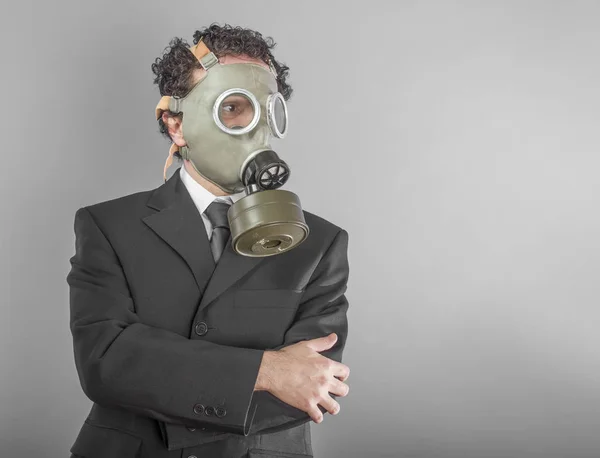 Portret Van Een Zakenman Met Gas Masker Grijze Achtergrond — Stockfoto